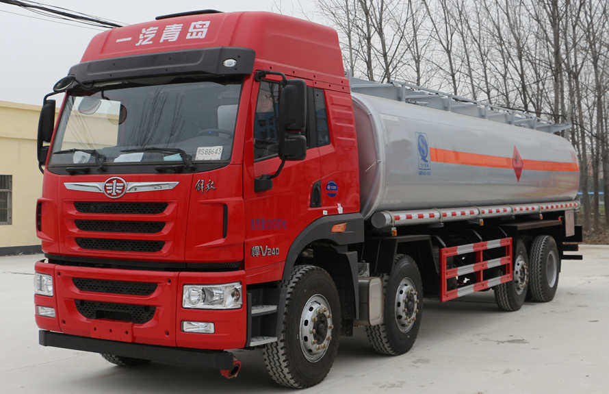解放前四后六（26方）油罐车